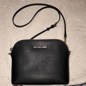 “CINDY” Done Leather Black Michael Kors Crossbody